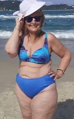 GRANNY LIRES LOOKIN SEXY
